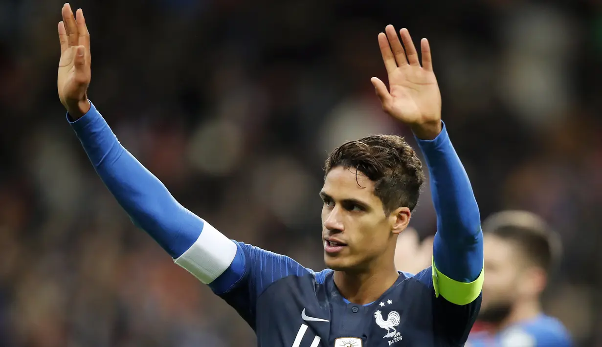 Bek Prancis, Raphael Varane menyapa suporter usai pertandingan melawan Moldova pada Grup H Kualifikasi Piala Eropa 2020 di stade Stade de France, di Saint Denis, utara Paris (14/11/2019). Varane mencetak satu gol dipertandingan ini dan mengantar Prancis menang 2-1. (AP Photo/Francois Mori)