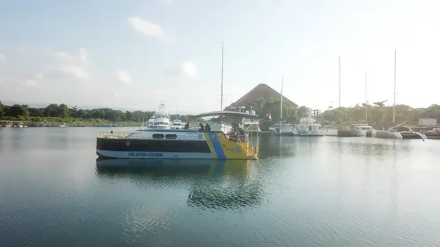 Berwisata keliling pantai Banyuwangi dengan menggunakan kapal lsitrik (Istimewa)