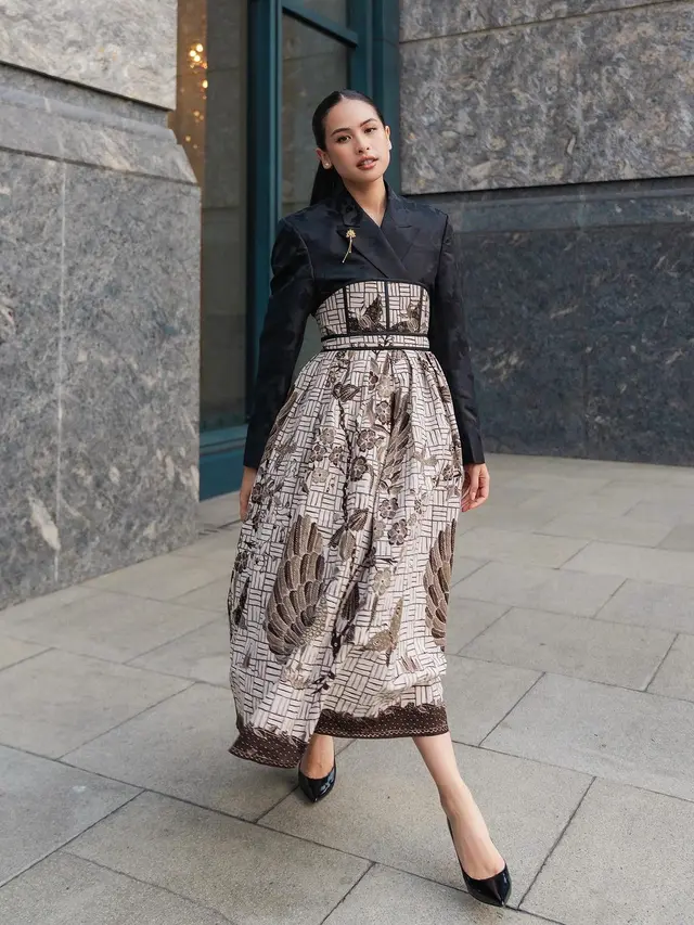8 Ide OOTD Batik Kekinian ala Public Figure, dari Maudy Ayunda hingga Erina Gudono