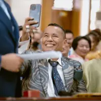 Bukan Hotman Paris Hutapea namanya jika tak tampil dengan gaya nyentrik di segala situasi [@chengiovanis]