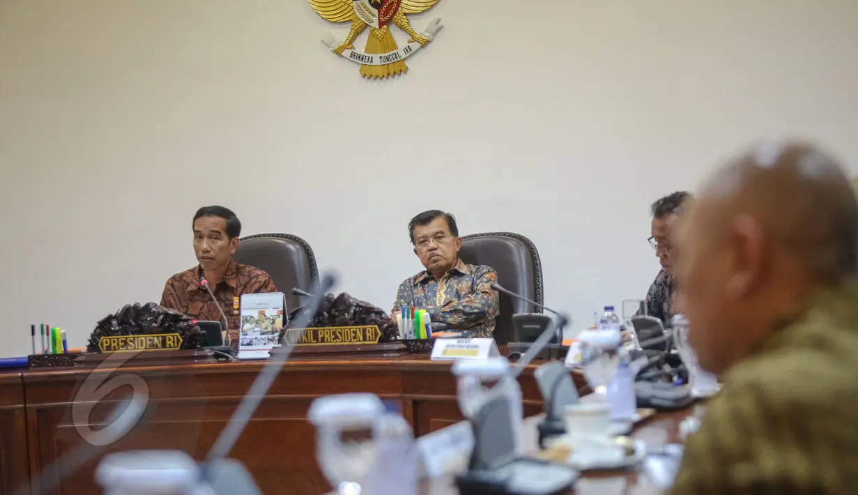 Presiden Jokowi didampingi Wapres Jusuf Kalla memimpin rapat terbatas bersama sejumlah Menteri Kabinet Kerja di Kantor Kepresidenan, Jakarta, Rabu (3/6). Dalam rapat tersebut dibahas mengenai strategi ketersediaan bahan pokok. (Liputan6.com/Faizal Fanani)
