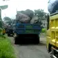 Ratusan truk bermuatan belasan ton batu boreder melintas tiap hari dan menyebabkan jalan hancur lebur. (Foto: Liputan6.com/Kasino/Muhamad Ridlo).