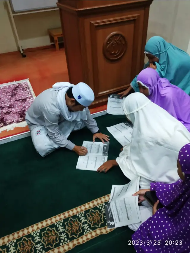 6 Momen Minta TTD Usai Tarawih yang Masih Terlihat di Beberapa Masjid, Bikin Rindu