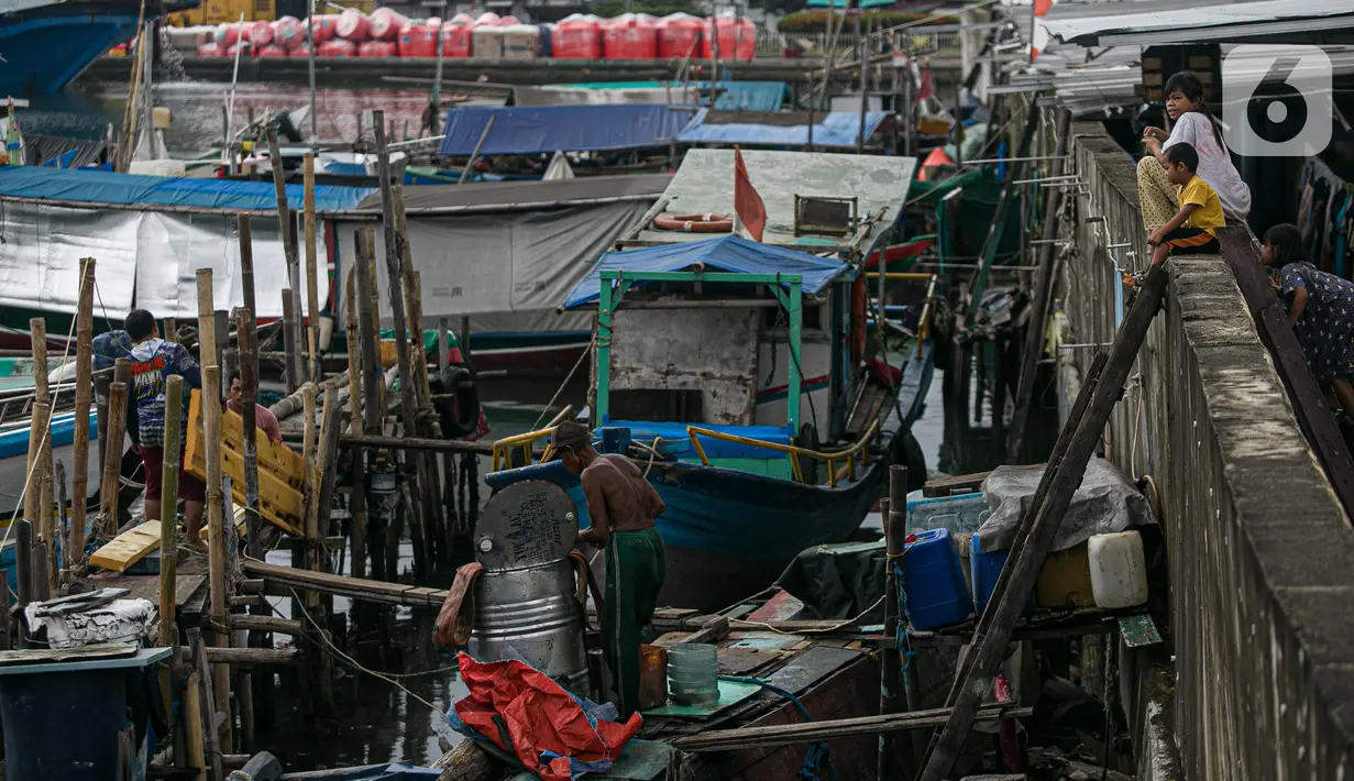 Anak-anak bermain di kawasan Kampung Akuarium, Jakarta, Selasa (17/2/2021). Peningkatan jumlah penduduk miskin Indonesia karena penurunan pendapatan yang dialami oleh hampir seluruh lapisan masyarakat akibat pandemi corona COVID-19. (Liputan6.com/Faizal Fanani)