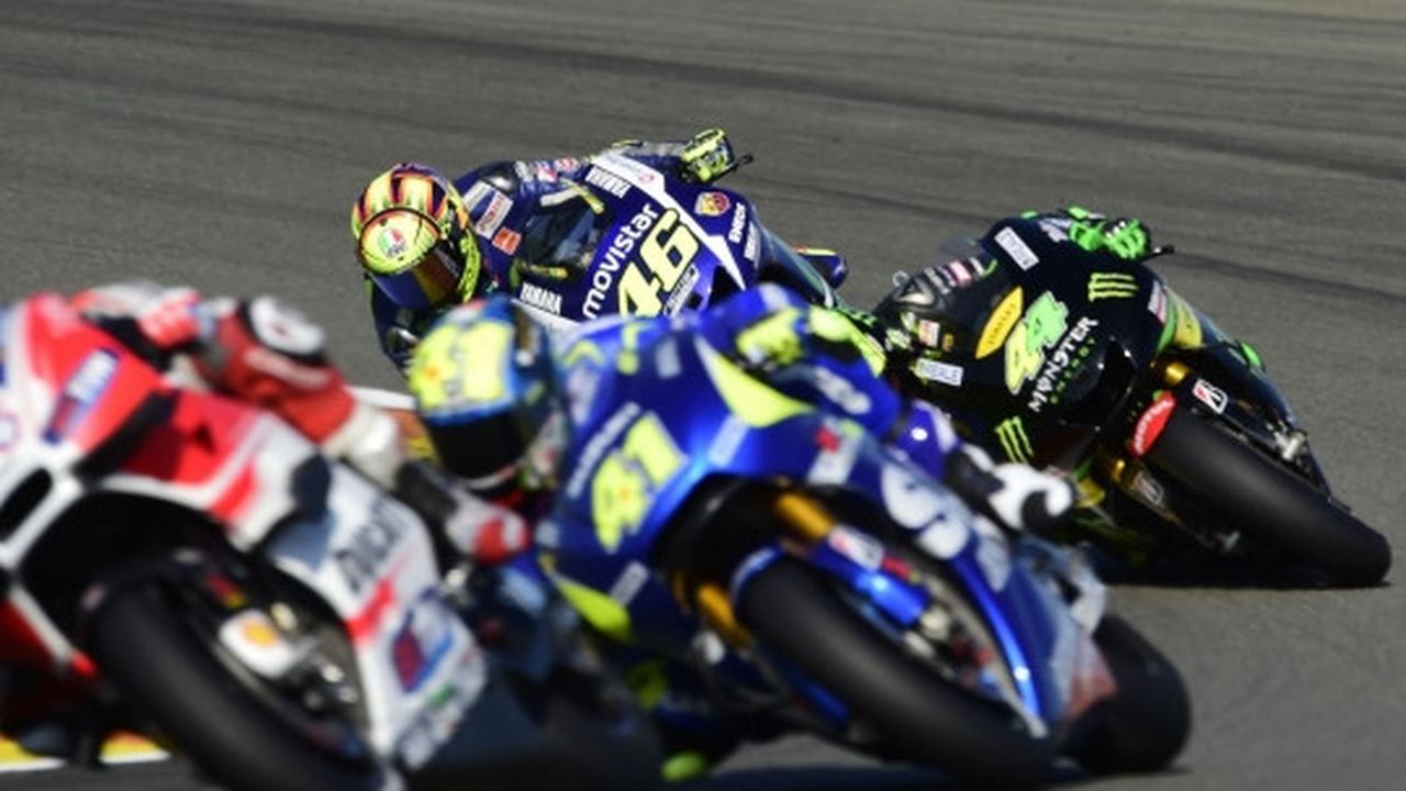 Lorenzo angkat trofi juara dunia MotoGP 2015