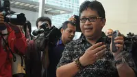  Plt Sekjen PDIP Hasto Kristiyanto menunjukkan alat anti sadap telepon genggam saat menggelar konferensi pers di Jakarta, Kamis (22/1/2015). (Liputan6.com/Herman Zakharia) 