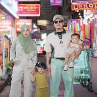 Gaya Aurel Halilintar begitu memikat dengan pencapaian body goals yang dimilikinya. Kini OOTD nya semakin stylish dan kekinian. [Foto: Instagram/ Aurel Hermansyah]