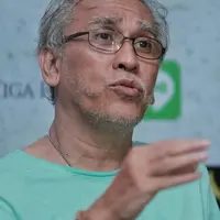 Iwan Fals usai tampil di konser bertajuk Situs Budaya. (Adrian Putra/Bintang.com)
