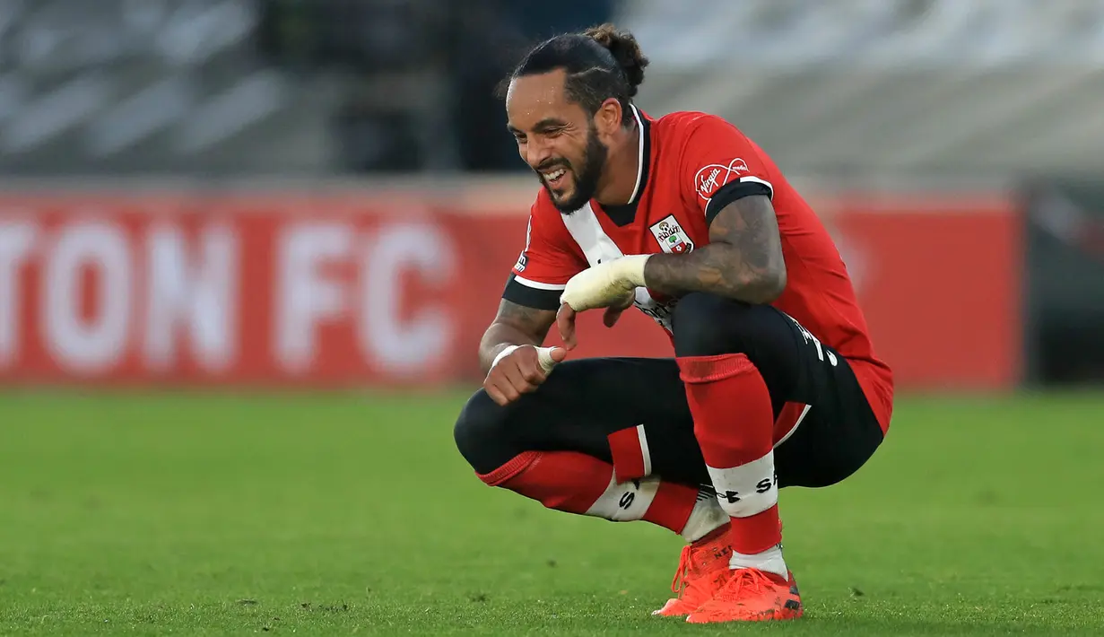 Reaksi kecewa gelandang Southampton, Theo Walcott setelah dikalahkan Manchester United pada laga Liga Inggris 2020/2021 di St Mary's Stadium, Southampton (29/11/2020). Theo Walcott pernah jadi bagian Arsenal selama hampir 13 musim sejak 2005/2006 hingga 2017/2018. Belum pernah terdegradasi selama bermain di Liga Inggris, ia bisa saja mengalaminya bersama Southampton yang hingga pekan ke-34 menghuni posisi buncit. (AFP/Pool/Adam Davy)