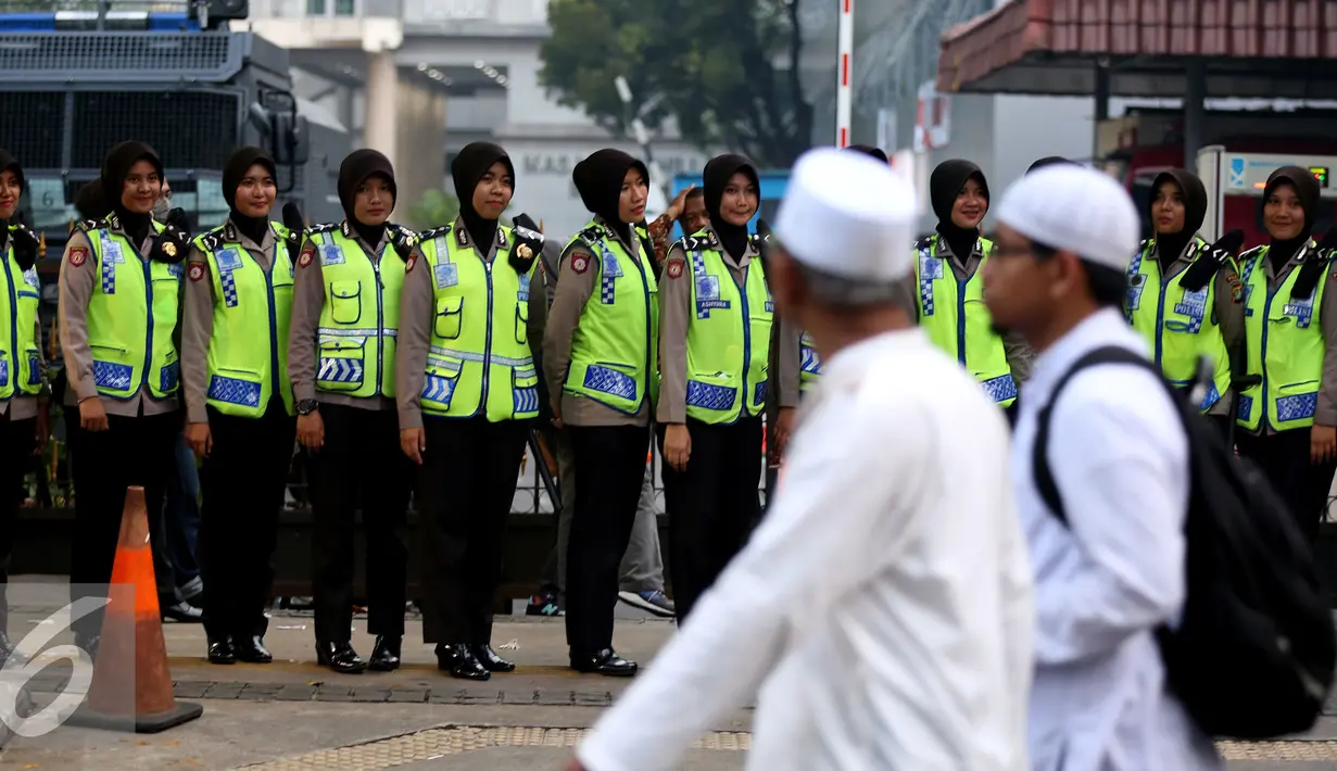 Sejumlah Polwan Cantik berjaga di depan Balai Kota, Jakarta, Jumat (4/11).  Polwan cantik yang berjaga saat demo ini laris dan memukau para pendemo untuk berfoto bersama. (Liputan6.com/Johan Tallo)