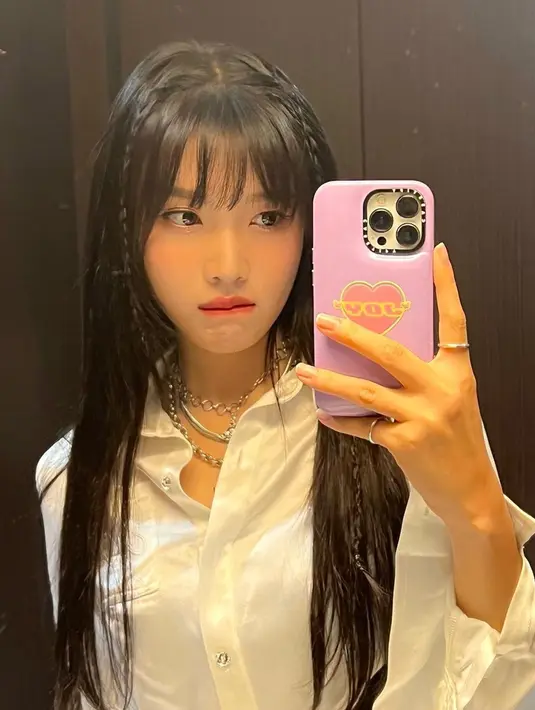 Joy berpose di depan cermin dengan rambut panjangnya yang lurus. Model rambutnya kali ini sedikit dikepang dibagian samping. (Instagram/@_imyour_joy)