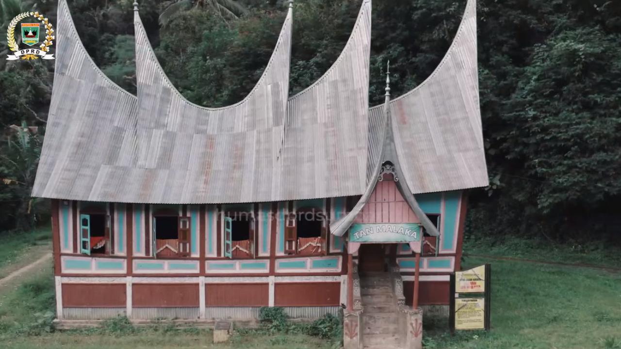 <b>Berbentuk Rumah Gadang</b>
