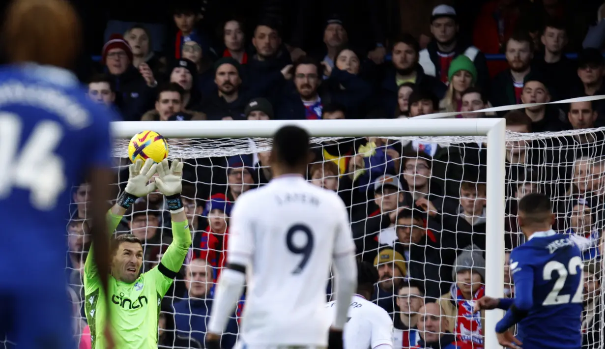 Kiper Crystal Palace, Vicente Guaita melakukan penyelamatan di depan pemain Chelsea Hakim Ziyech pada pertandingan lanjutan Liga Inggris di Stadion Stamford Bridge di London, Minggu (15/1/2023). Kemenangan ini tetap menempatkan Chelsea ke peringkat ke-10 dengan koleksi 28 poin dari 19 laga. (AP Photo/David Cliff)