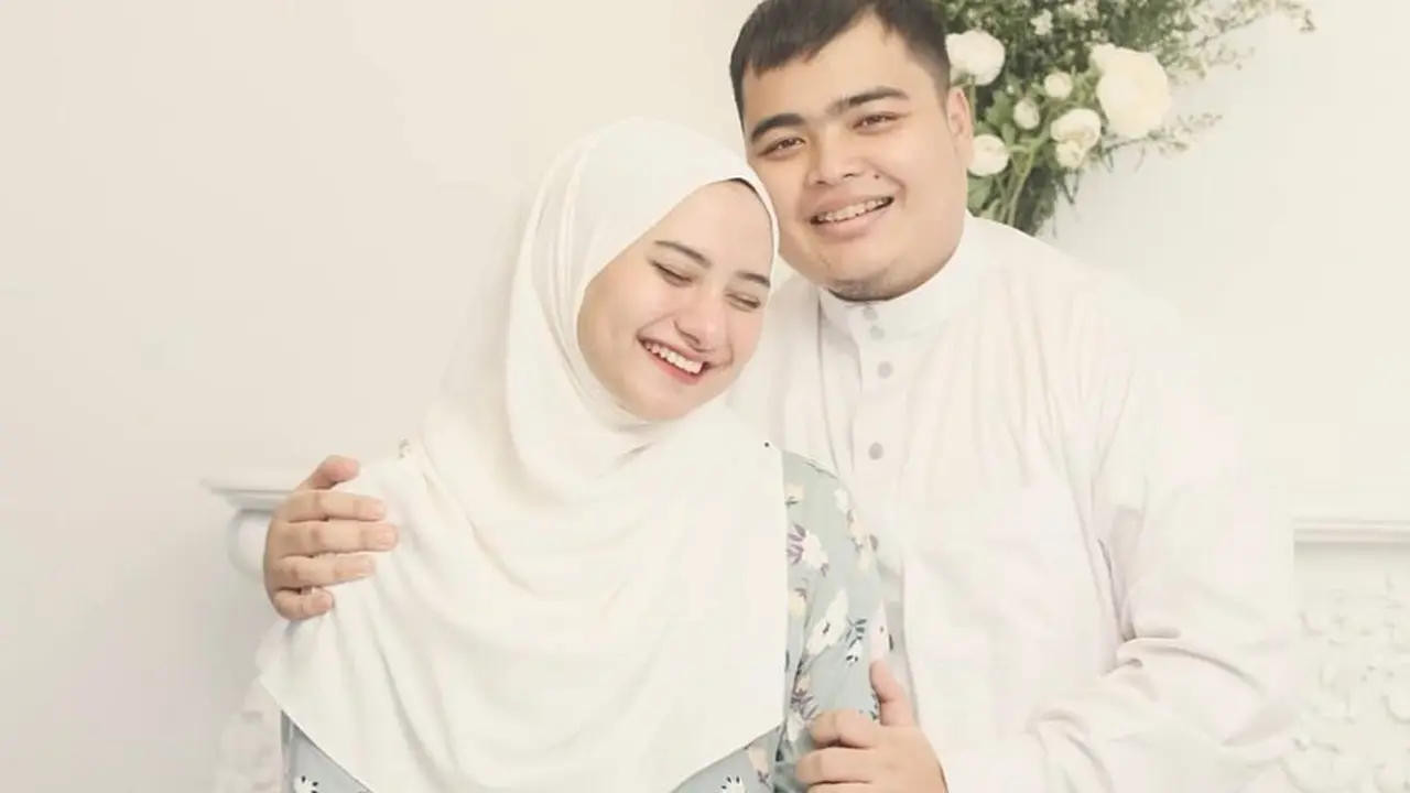 7 Potret Suasana Pemakaman Ameer Azzikra, Tangis Sang Istri Pecah