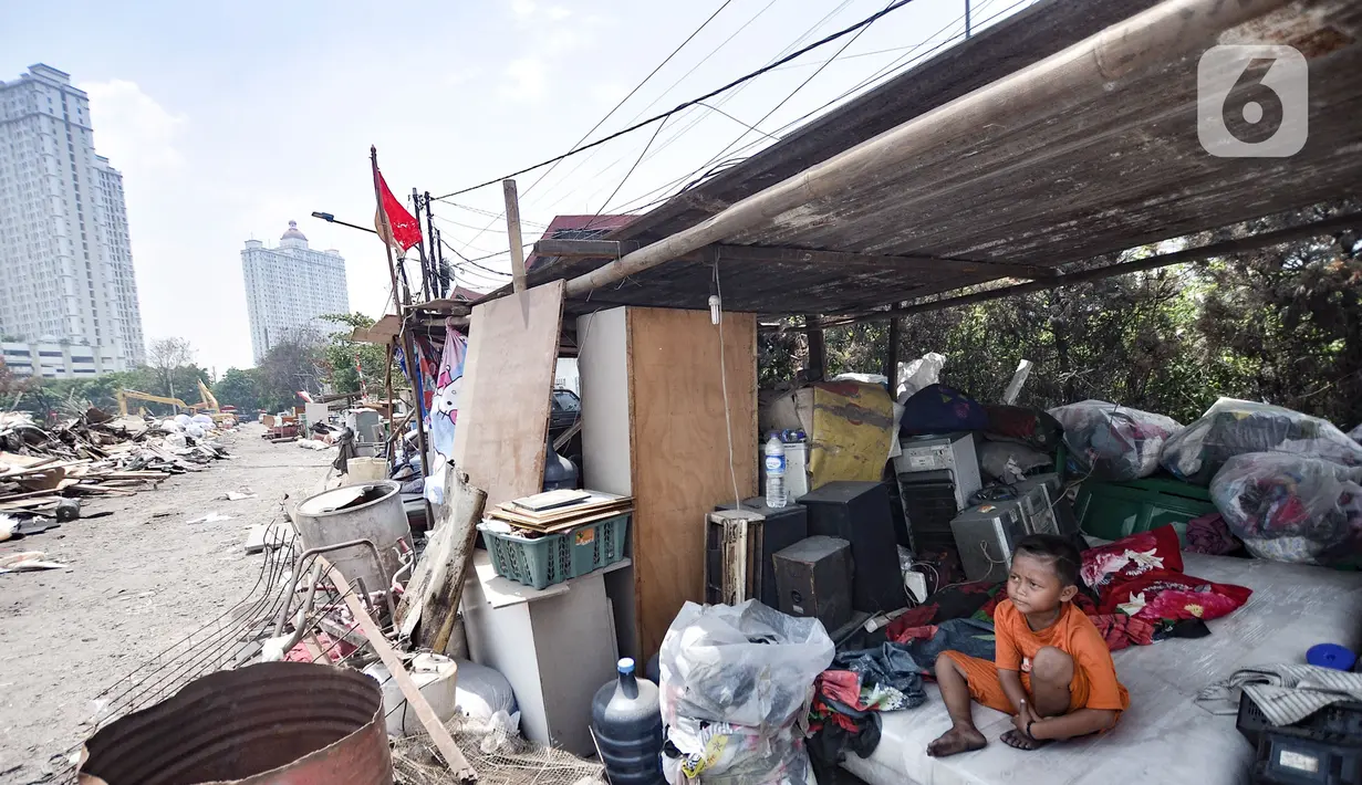 Seorang anak berisitrihat di bangunan semipermanen di Jalan Sunter Agung Perkasa VIII, Kecamatan Tanjung Priok, Jakarta Utara, Senin (18/11/2019). Warga akan tetap bertahan hingga pemerintah memberikan uang kompensasi atau merelokasi ke tempat yang lebih layak. (merdeka.com/Iqbal S. Nugroho)