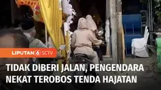 Pengendara sepeda motor menerobos tenda hajatan yang digelar seorang warga di kawasan Kembangan, Jakarta Barat, karena menutup semua badan jalan.