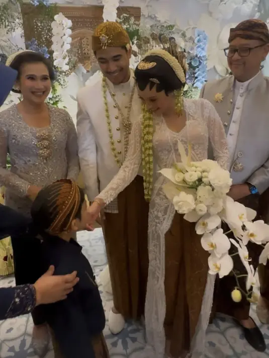 <p>Kebaya putih panjag digunakan saat akad nikah, hadirkan keanggunan yang sesungguhnya. [Foto: Instagram/ Anggika Bolsterli]</p>