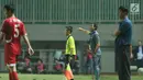 Pelatih Indonesia U-23, Luis Milla (kedua kanan) memberi arahan saat melawan Korea Utara pada laga PSSI Anniversary Cup 2018 di Stadion Pakansari, Kab Bogor, Senin (30/4). Babak pertama imbang 0-0. (Liputan6.com/Helmi Fithriansyah)