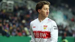 Gelandang Jerman Stuttgart #06, Angelo Stiller, difoto saat pertandingan perempat final Piala Jerman (DFB-Pokal) antara Holstein Kiel dan VfB Stuttgart di Kiel, Jerman utara pada 4 Februari 2026. (IBRAHIM OT/AFP)