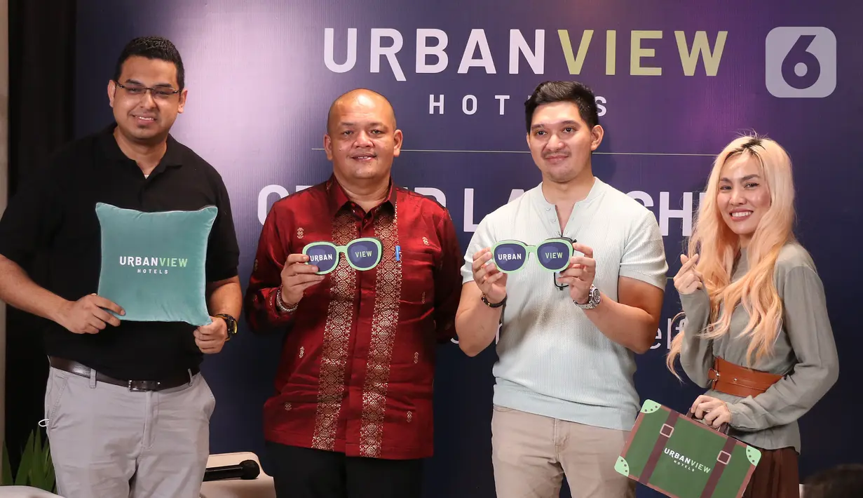 Head of Multibrands RedDoorz Adil Mubarak, Deputi Bidang Industri dan Investasi Kementerian Parekraf Henky Manurung, Property Owner Urbanview Ta-ke Blok M Raditya Bagus Prakosa, dan Travel Enthusiast Marischka Prudence dalam konferensi pers peluncuran Urbanview Hotels di Jakarta. (Liputan6.com)