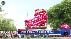 Di samping atraksi barongsai, wisatawan yang datang juga mencoba kereta gantung.