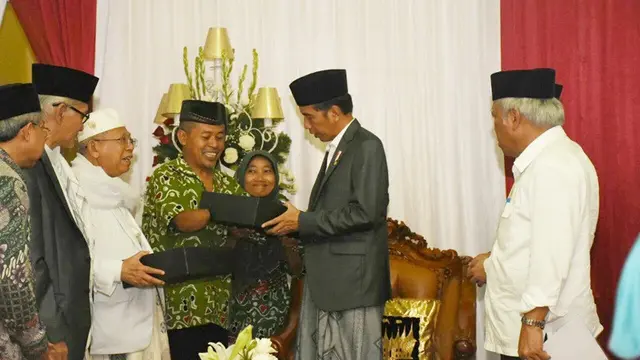 Saat DBM menyerahkan batik ke Presiden Joko Widodo.