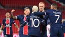 Para pemain Paris Saint Germain merayakan gol yang dibuat Neymar melalui eksekusi penalti dalam laga lanjutan Liga Champions 2020/21 melawan RB Leipzig di Parc des Princes Stadium, Paris, Rabu (25/11/2020). PSG mengalahkan Leipzig dengan skor 1-0. (AFP/Franck Fife)