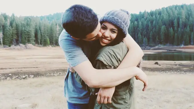 Jatuh Cinta Sama Sahabat? Nggak Ada Salahnya Kok