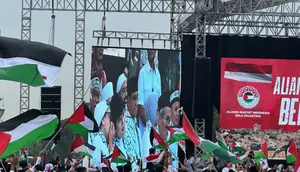 Bakal Capres Anies Baswedan hingga Ketua DPR RI Puan Maharani menghadiri aksi bela palestina di Monas, Jakarta Pusat, Minggu (5/10/2023). (Liputan6.com/Nanda Perdana Putra)