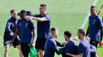 Para pemain Juventus bercanda selama sesi latihan di Juventus sport center,Turin, Italia (15/4). Juventus akan bertanding melawan wakil Belanda, Ajax Amsterdam pada leg kedua babak perempatfinal Liga Champions di Allianz Stadium. (Alessandro Di Marco/ANSA via AP)
