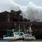 Ombak menghantam pemecah gelombang di sebuah pelabuhan di Kota Kiho, Prefektur Mie, Jepang, Jumat (11/10/2019). Badan Meteorologi Jepang (JMA) mengimbau warga untuk melakukan evakuasi tahap awal jelang kedatangan Topan Hagibis. (AP Photo/Toru Hanai)
