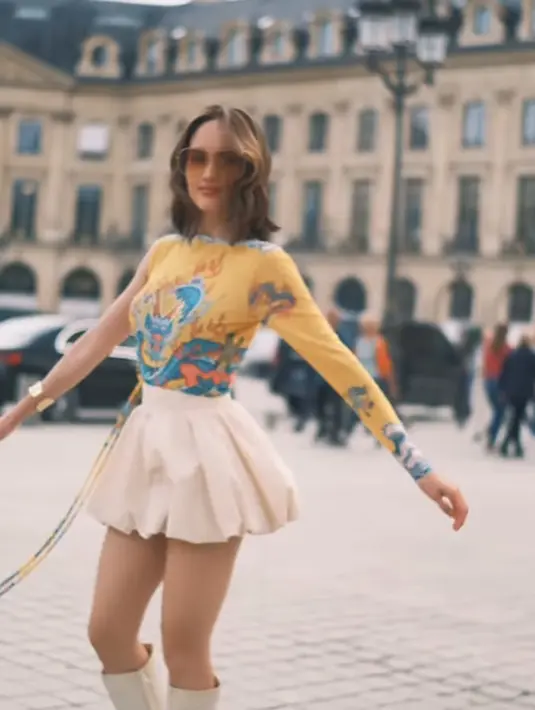 Cinta Laura kenakan one sleeve print dari brand lokal Dibba dipadu dengan mini balloon skirt nude [@claurakiehl]