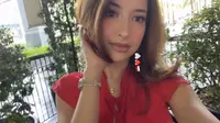 Fashion Merah Putih Jennifer Coppen Jelang Laga Final Timnas Indonesia vs Thailand