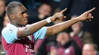 Benteke Bertahan di Villa
