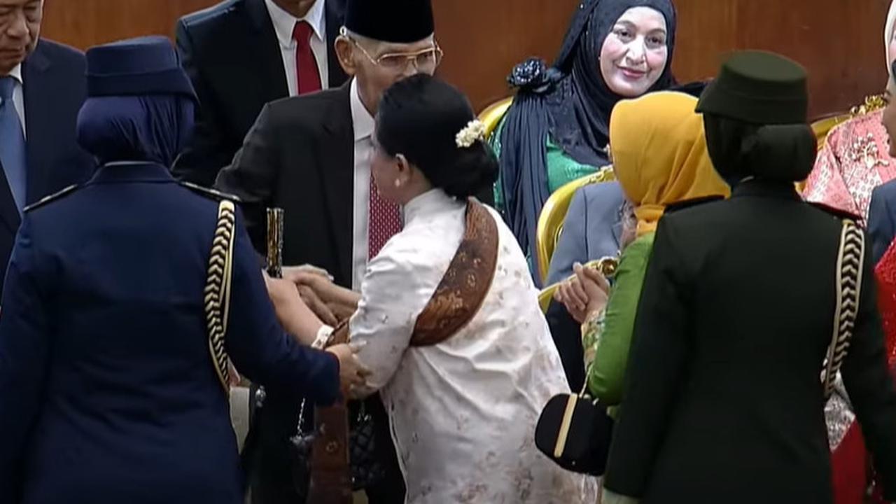 VIDEO: Iriana Jokowi Salami Try Sutrisno, Berbisik Lama Digenggam Erat hingga Cipika-cipiki