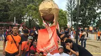 Jakmania Siapkan Trofi Raksasa untuk Persija Jakarta di final Piala Presiden 2018 di Stadion Gelora Bung Karno, Senayan, Jakarta, Sabtu (17/2/2018). (Liputan6.com/Muhammad Adiyaksa)