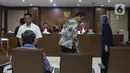 Presdir PT Angkasa Pura (AP) II, Muhammad Awaluddin (kedua kanan) usai mengucap sumpah jelang menjadi saksi pada sidang lanjutan dugaan suap pengadaan Baggage Handling System (BHS) dengan terdakwa Andi Taswin Nur di Pengadilan Tipikor, Jakarta, Senin (18/11/2019). (Liputan6.com/Helmi Fithriansyah)