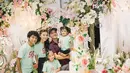 Di ulang tahunnya ini, Sarwendah beserta ketiga anaknya tampil kompakan memakai kaos putih. Berbeda dengan Ruben yang memakai baju warna lain. (instagram.com/ruben_onsu)