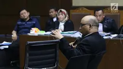 Penyidik KPK, Novel Baswedan memberi keterangan sebagai saksi pada sidang dugaan menghalangi proses penyidikan terhadap Eddy Sindoro dengan terdakwa, Lucas di Pengadilan Tipikor, Jakarta, Kamis (10/1). (Liputan6.com/Helmi Fithriansyah)