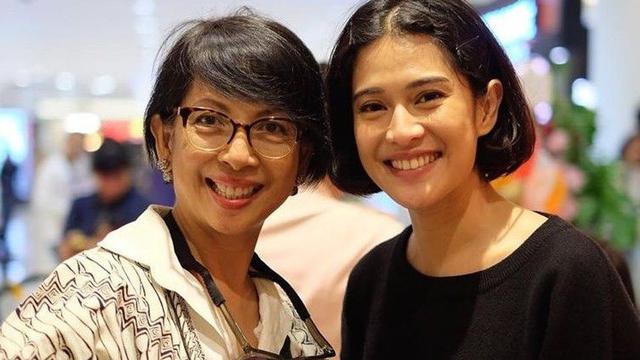 6 Potret Kebersamaan Seleb dengan Orang Tua yang Beda Keyakinan, Saling Menghormati