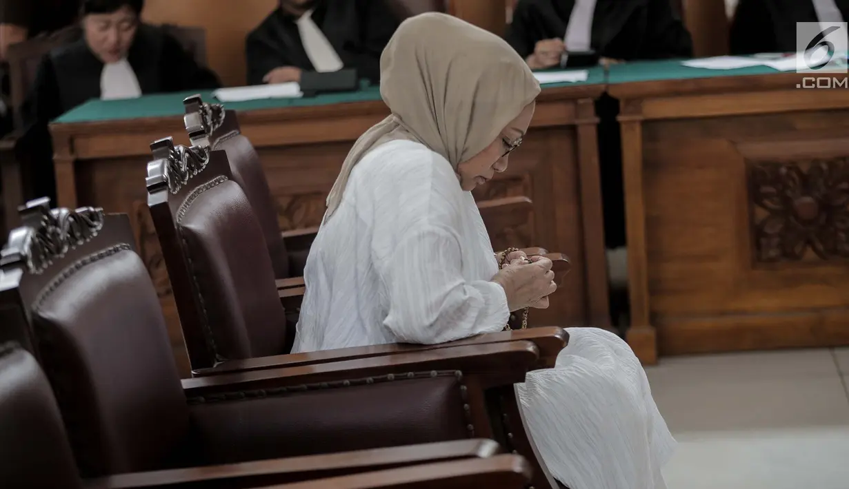 Terdakwa kasus penyebaran hoaks Ratna Sarumpaet memegang tasbih sambil menyimak pembacaan putusan dalam sidang di PN Jakarta Selatan, Kamis (11/7/2019). Majelis hakim memvonis Ratna dengan hukuman 2 tahun penjara atas kasus penyebaran berita bohong yang menjeratnya. (Liputan6.com/Faizal Fanani)