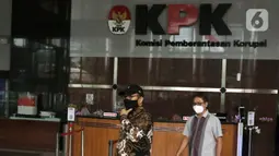 Pegawai KPK yang tidak lolos tes wawasan kebangsaan (TWK) Novel Baswedan (kiri) meninggalkan Gedung KPK di Jakarta, Kamis (30/9/2021). 57 + 1 pegawai KPK yang tak lolos TWK untuk alih status ASN diberhentikan dengan hormat per 30 September 2021. (Liputan6.com/Herman Zakharia)