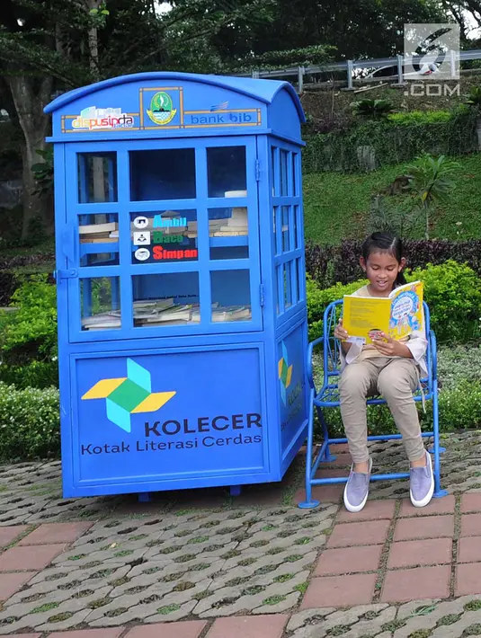 Seorang anak membaca buku yang ada di layanan Kotak Literasi Cerdas (Kolecer) di Taman Sempur, Bogor, Jawa Barat, Kamis (20/12). Selain menumbuhkan budaya literasi, Kolecer juga diharap mampu meningkatkan minat baca masyarakat. (Merdeka.com/Arie Basuki)
