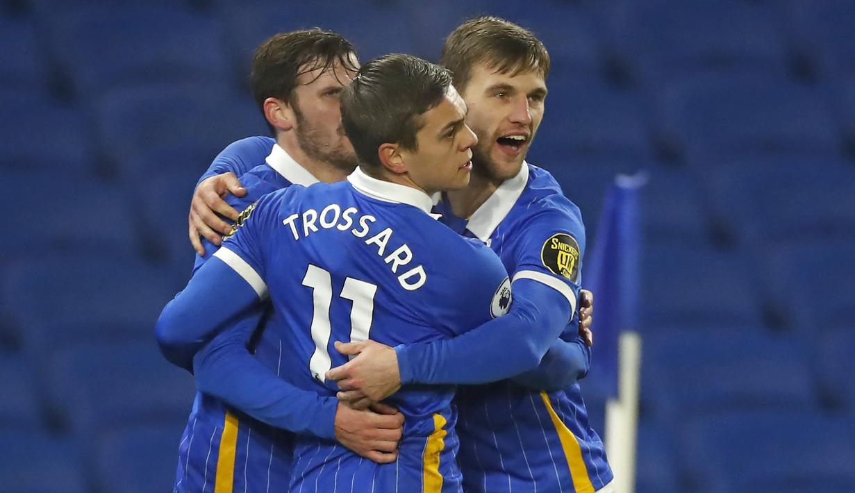 Gelandang Brighton and Hove Albion, Leandro Trossard (tengah). (AFP/Andrew Boyers/Pool)