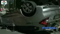 Sejoli bertengkar saat berkendara, mobil sedan terguling di Cempaka Putih, Jakarta Pusat.