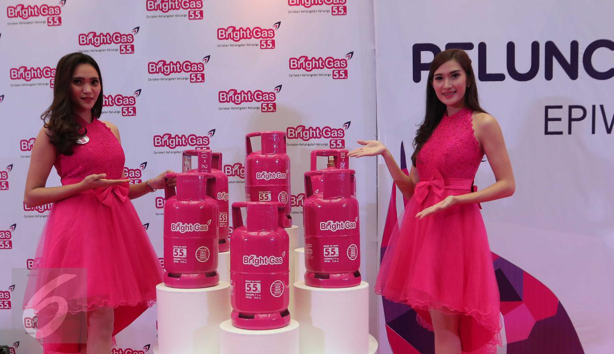 Dua SPG berpose di dekat tabung elpiji warna pink (Bright Gas) saat peluncuran Bright Gas di Jakarta, Jumat (23/10). Gas elpiji baru berwarna pink berkapasitas 5,5 kg ini dijual Rp 62.000/tabung. (Liputan6.com/Angga Yuniar)