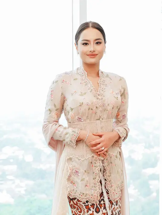 Tampil Bersama sang adik dan iparnya. Amanda juga tampil memesona dibalut kebaya nude dan kain batik yang serasi sebagai rok. [Foto: Instagram/akhairunnisa]