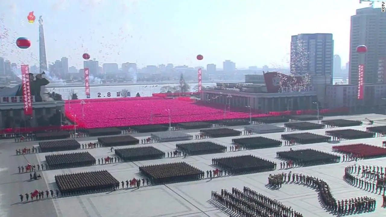 Parade militer Korea Utara di Pyongyang, sehari jelang pembukaan Olimpiade Musim Dingin PyeongChang 2018 (KCNA)