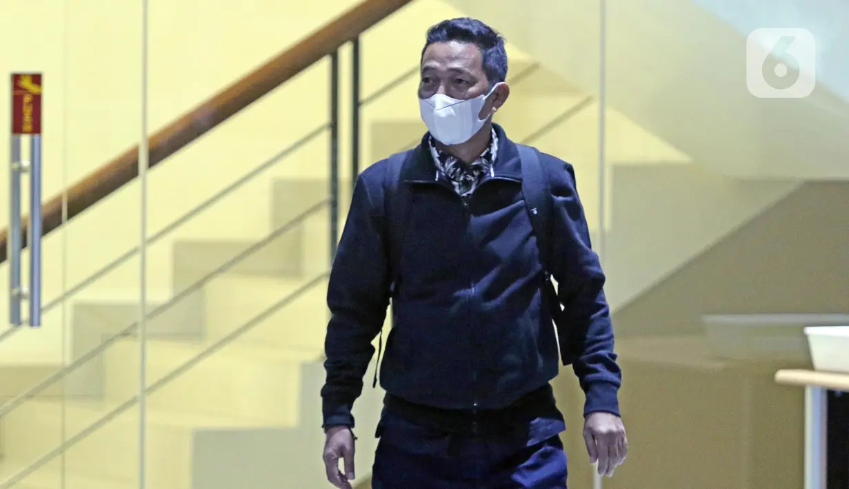 Komisaris PT Angsana Terminal Utama (PT ATU), PT Trans Surya Perkasa (PT TSP), dan PT Permata Abadi Raya (PT PAR) Muhammad Bahruddin usai menjalani pemeriksaan di Gedung KPK, Jakarta, Selasa (19/7/2022). Paman mantan Bupati Tanah Bumbu, Mardani Maming itu diperiksa sebagai saksi terkait dugaan suap dan gratifikasi di Pemerintah Kabupaten Tanah Bumbu. (Liputan6.com/Helmi Fithriansyah)