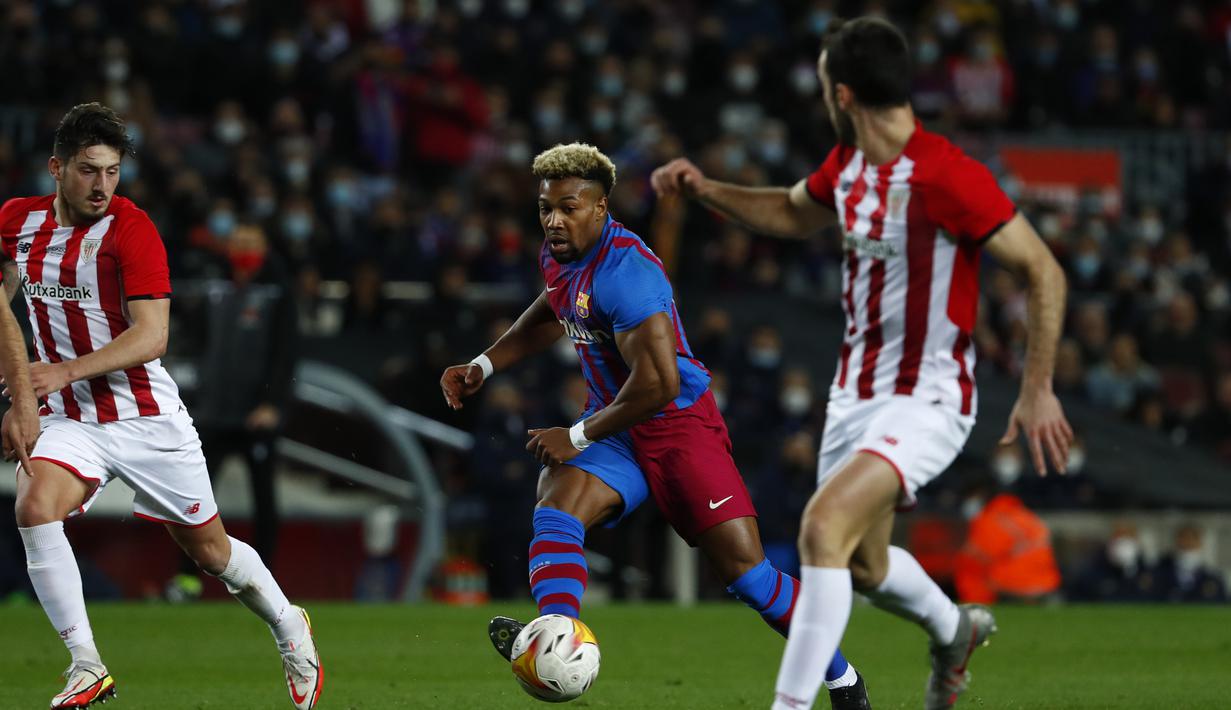 Penyerang Barcelona, Adama Traore mengontrol bola saat bertanding melawan Athletic Bilbao selama pertandingan La Liga Spanyol di di stadion Camp Nou di Barcelona, Spanyol, Senin (28/2/2022). Dengan kemenangan ini Barcelona berada di posisi keempat dengan 45 poin.  (AP Photo/Joan Monfort)